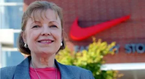 nhà thiết kế logo Carolyn Davidson – Nike   